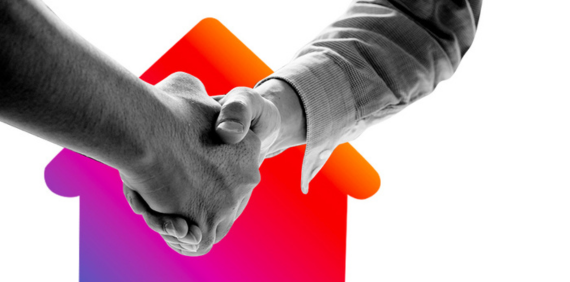 Brazos estrechándose la mano y casa con degradado MyInvestor al fondo