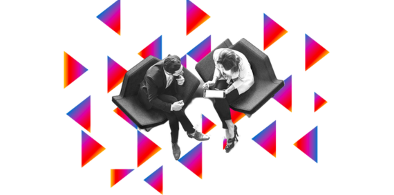 Hombre y mujer sentados en sillones hablando
