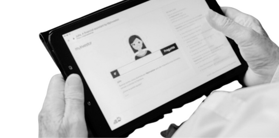 Manos sujetando una tablet con la web MyInvestor en pantalla, la asesora virtual Julia.