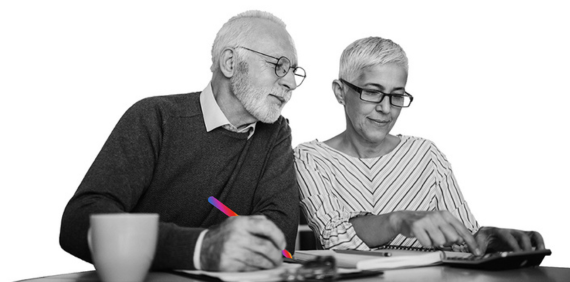 Pareja de la tercera edad revisa documentos