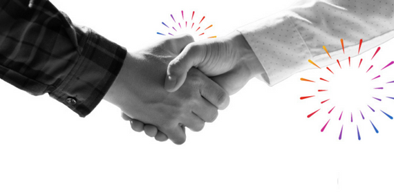 Brazos dándose la mano y formas decorativas con degradado MyInvestor.