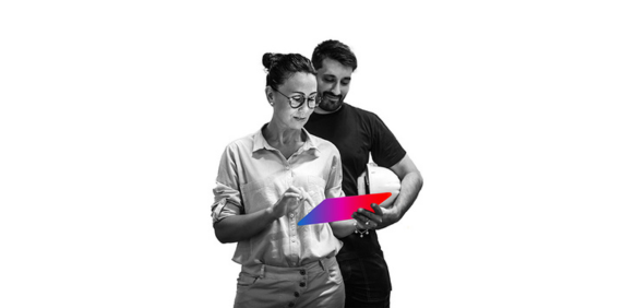 Pareja revisando una tablet con degradado MyInvestor