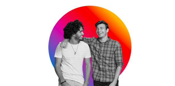 Dos amigos riendo y circulo degradado MyInvestor de fondo