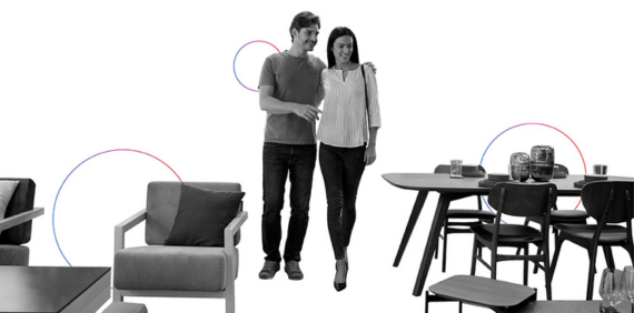 Pareja viendo mobiliario
