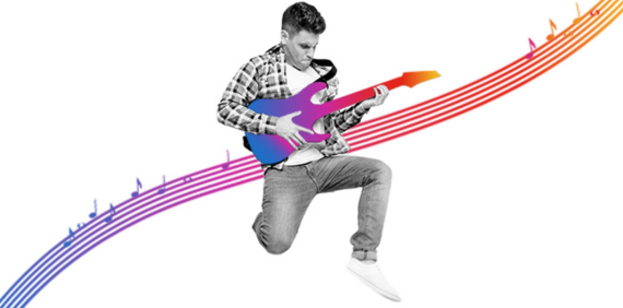 Chico tocando la guitarra