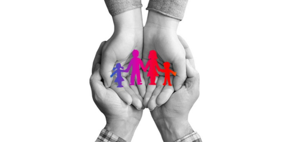 Manos sujetando forma de familia con degradado MyInvestor