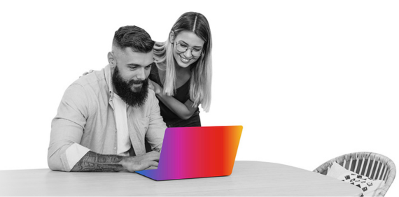 Pareja viendo un ordenador portátil con degradado MyInvestor