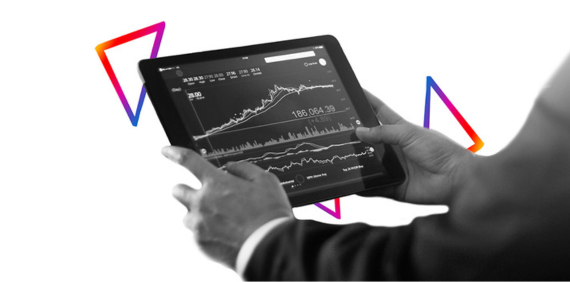 Hombre en traje sujetando tablet con gráfico