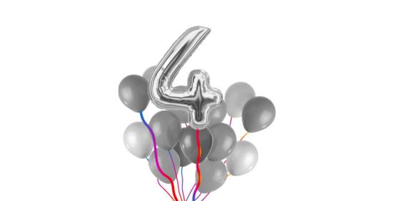 Globos, uno con forma de cuatro
